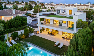 Moderna villa de lujo en venta en un estilo arquitectónico contemporáneo, a poca distancia de Puerto Banús, Marbella 788924 