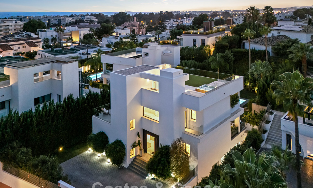 Moderna villa de lujo en venta en un estilo arquitectónico contemporáneo, a poca distancia de Puerto Banús, Marbella 788925