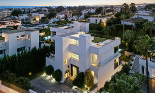 Moderna villa de lujo en venta en un estilo arquitectónico contemporáneo, a poca distancia de Puerto Banús, Marbella 788925 