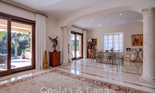 Villa de lujo atemporal con encanto andaluz en venta rodeada de campos de golf en Marbella - Benahavis 59652 