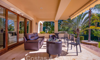 Villa de lujo atemporal con encanto andaluz en venta rodeada de campos de golf en Marbella - Benahavis 59653 