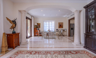 Villa de lujo atemporal con encanto andaluz en venta rodeada de campos de golf en Marbella - Benahavis 59654 