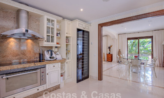 Villa de lujo atemporal con encanto andaluz en venta rodeada de campos de golf en Marbella - Benahavis 59657 
