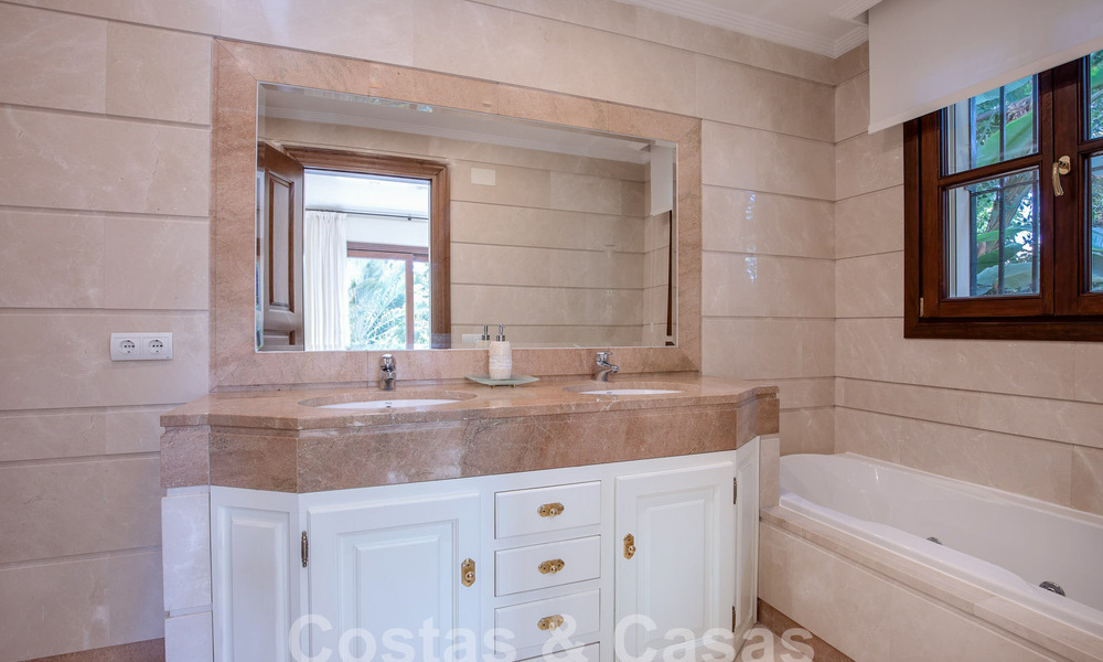 Villa de lujo atemporal con encanto andaluz en venta rodeada de campos de golf en Marbella - Benahavis 59660