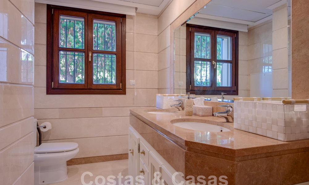 Villa de lujo atemporal con encanto andaluz en venta rodeada de campos de golf en Marbella - Benahavis 59661