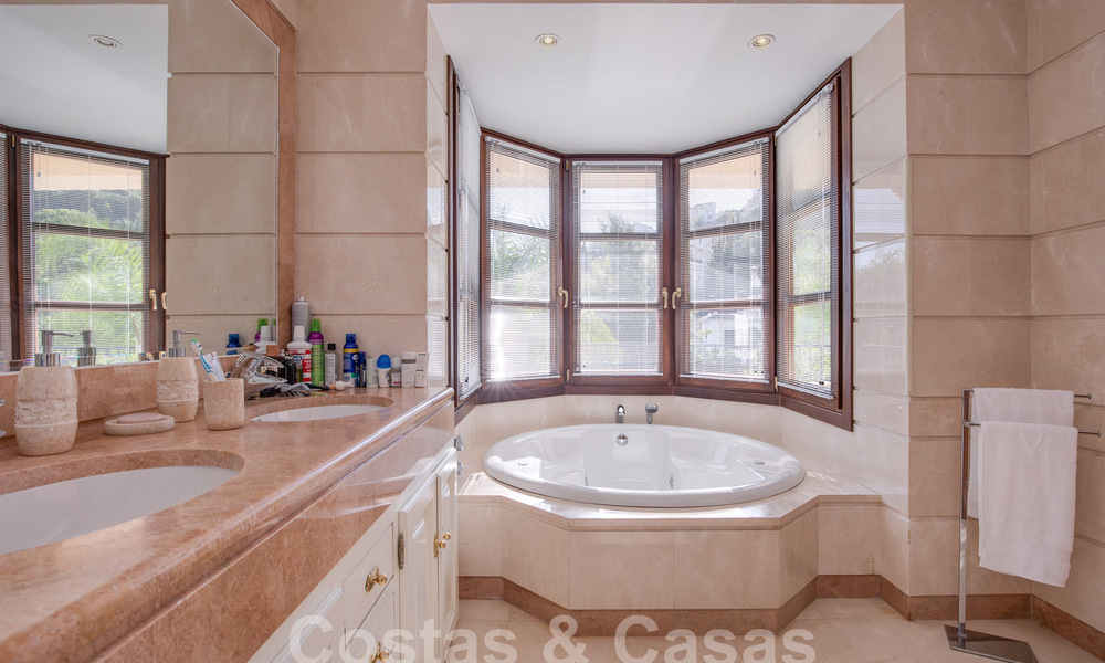 Villa de lujo atemporal con encanto andaluz en venta rodeada de campos de golf en Marbella - Benahavis 59663