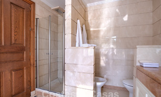 Villa de lujo atemporal con encanto andaluz en venta rodeada de campos de golf en Marbella - Benahavis 59664 