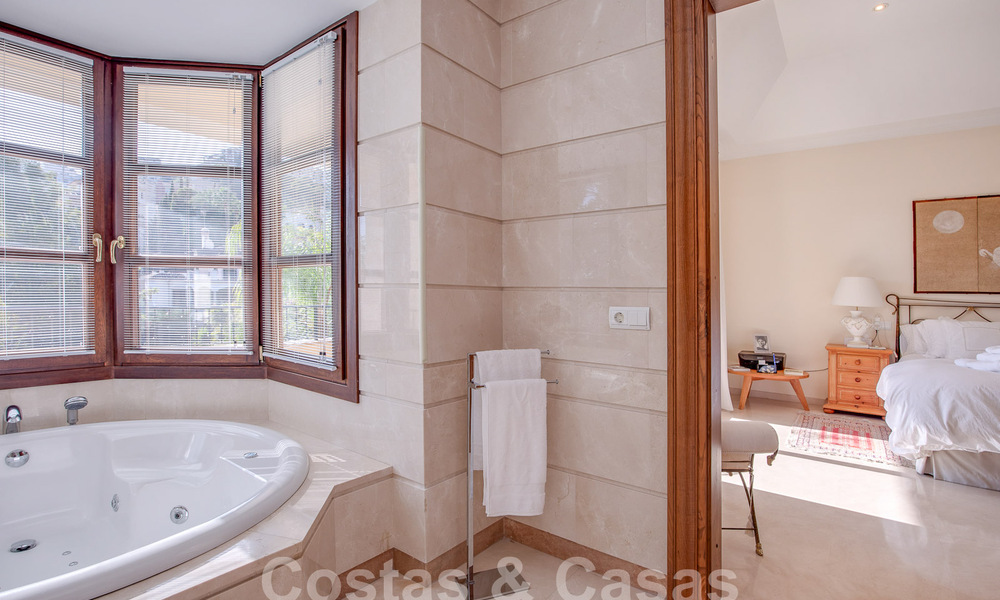 Villa de lujo atemporal con encanto andaluz en venta rodeada de campos de golf en Marbella - Benahavis 59665