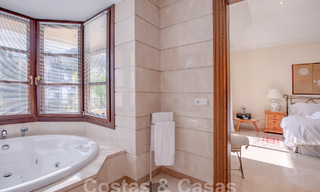 Villa de lujo atemporal con encanto andaluz en venta rodeada de campos de golf en Marbella - Benahavis 59665 