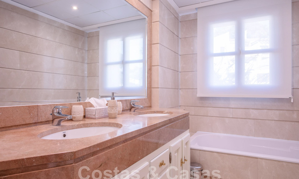 Villa de lujo atemporal con encanto andaluz en venta rodeada de campos de golf en Marbella - Benahavis 59670