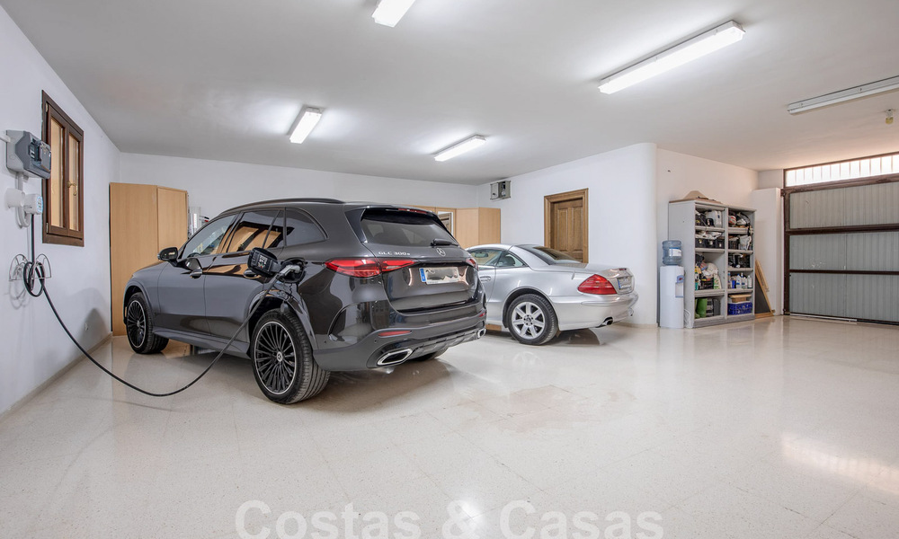 Villa de lujo atemporal con encanto andaluz en venta rodeada de campos de golf en Marbella - Benahavis 59678