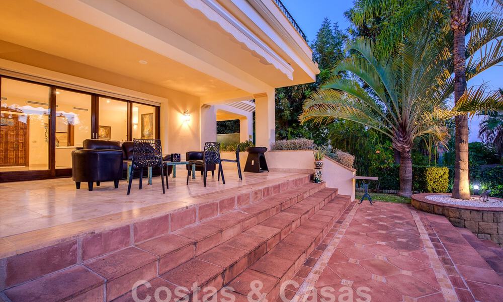 Villa de lujo atemporal con encanto andaluz en venta rodeada de campos de golf en Marbella - Benahavis 59680