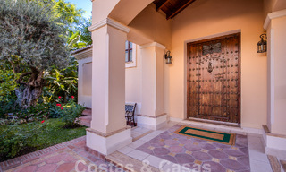 Villa de lujo atemporal con encanto andaluz en venta rodeada de campos de golf en Marbella - Benahavis 59682 