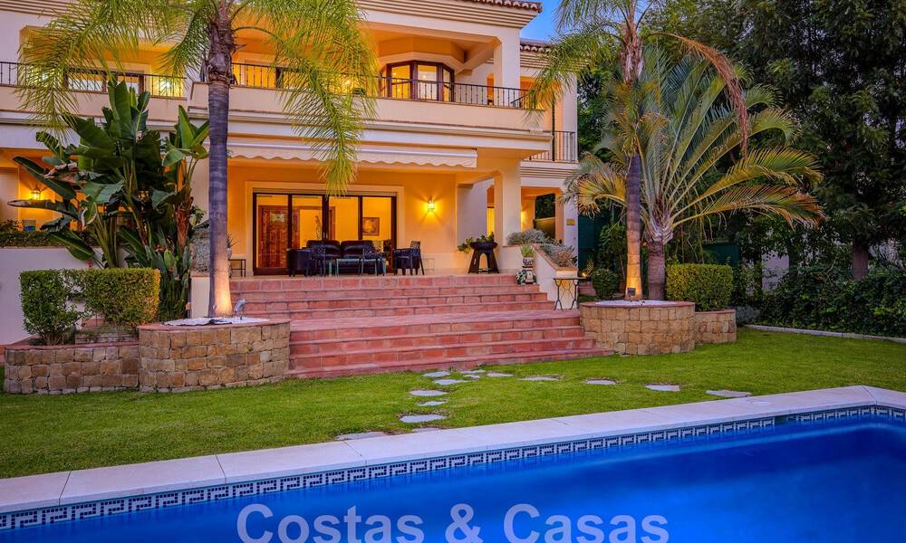 Villa de lujo atemporal con encanto andaluz en venta rodeada de campos de golf en Marbella - Benahavis 59684