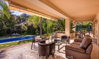 Villa de lujo atemporal con encanto andaluz en venta rodeada de campos de golf en Marbella - Benahavis 59685 
