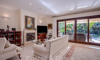 Villa de lujo atemporal con encanto andaluz en venta rodeada de campos de golf en Marbella - Benahavis 59686 