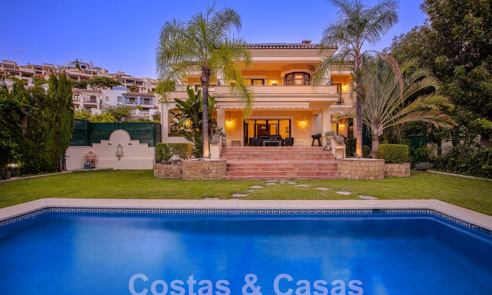 Villa de lujo atemporal con encanto andaluz en venta rodeada de campos de golf en Marbella - Benahavis 59689
