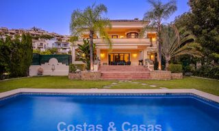 Villa de lujo atemporal con encanto andaluz en venta rodeada de campos de golf en Marbella - Benahavis 59689 