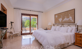 Villa de lujo atemporal con encanto andaluz en venta rodeada de campos de golf en Marbella - Benahavis 59690 