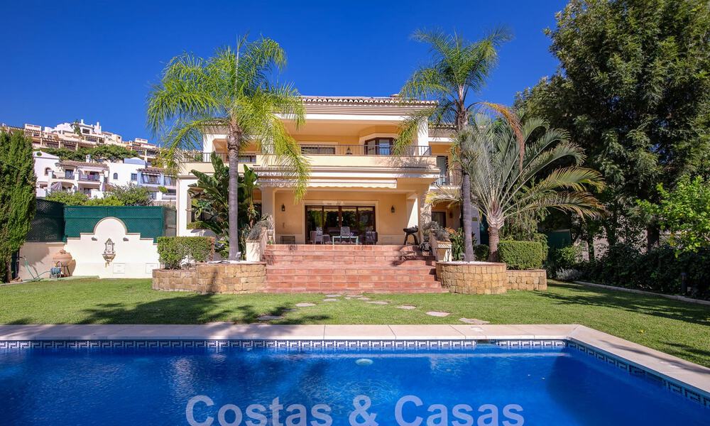 Villa de lujo atemporal con encanto andaluz en venta rodeada de campos de golf en Marbella - Benahavis 59692
