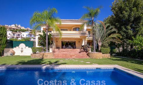 Villa de lujo atemporal con encanto andaluz en venta rodeada de campos de golf en Marbella - Benahavis 59692