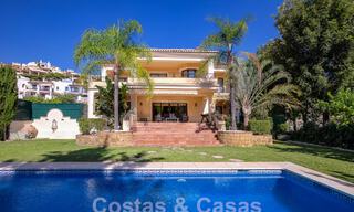 Villa de lujo atemporal con encanto andaluz en venta rodeada de campos de golf en Marbella - Benahavis 59692 