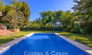 Villa de lujo atemporal con encanto andaluz en venta rodeada de campos de golf en Marbella - Benahavis 59696 