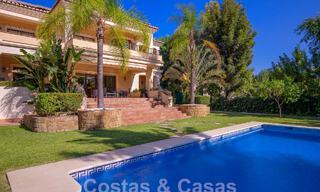 Villa de lujo atemporal con encanto andaluz en venta rodeada de campos de golf en Marbella - Benahavis 59697 