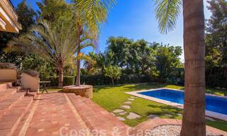 Villa de lujo atemporal con encanto andaluz en venta rodeada de campos de golf en Marbella - Benahavis 59698 