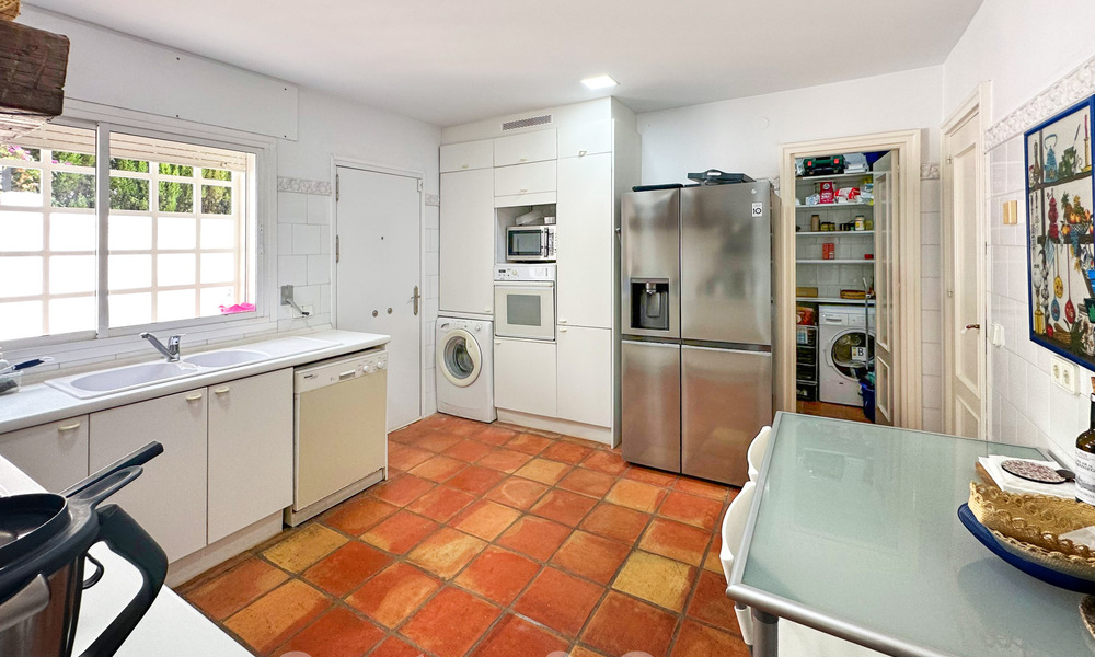 Villa a reformar con gran potencial en venta a pocos metros de la playa en una zona popular de Marbella Este 59700