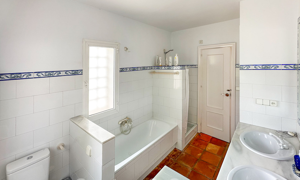 Villa a reformar con gran potencial en venta a pocos metros de la playa en una zona popular de Marbella Este 59703