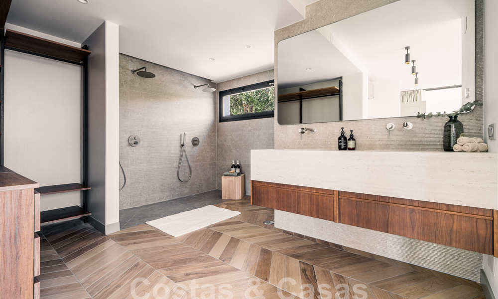 Villa de lujo totalmente reformada con vistas al mar en venta en Nueva Andalucia, Marbella 60000