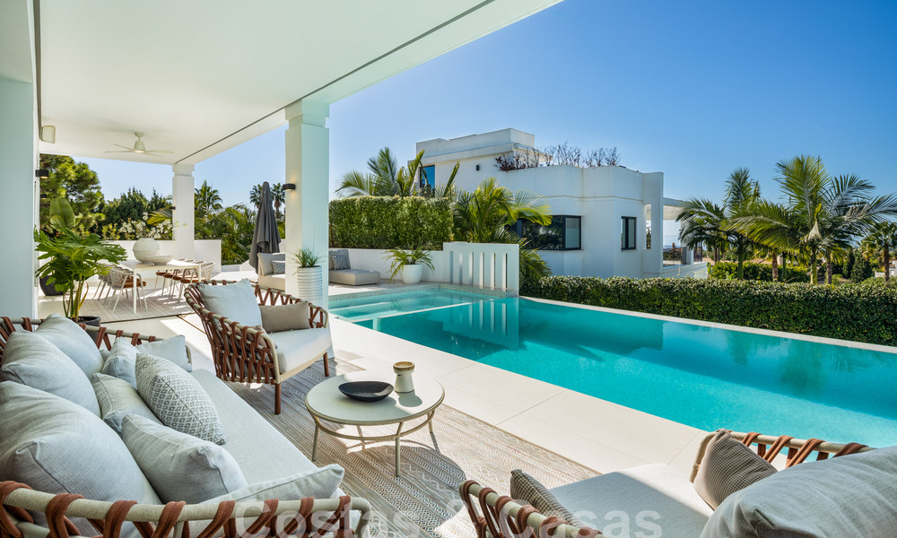 Villa de lujo con diseño modernista en venta en la Milla de Oro de Marbella 60042