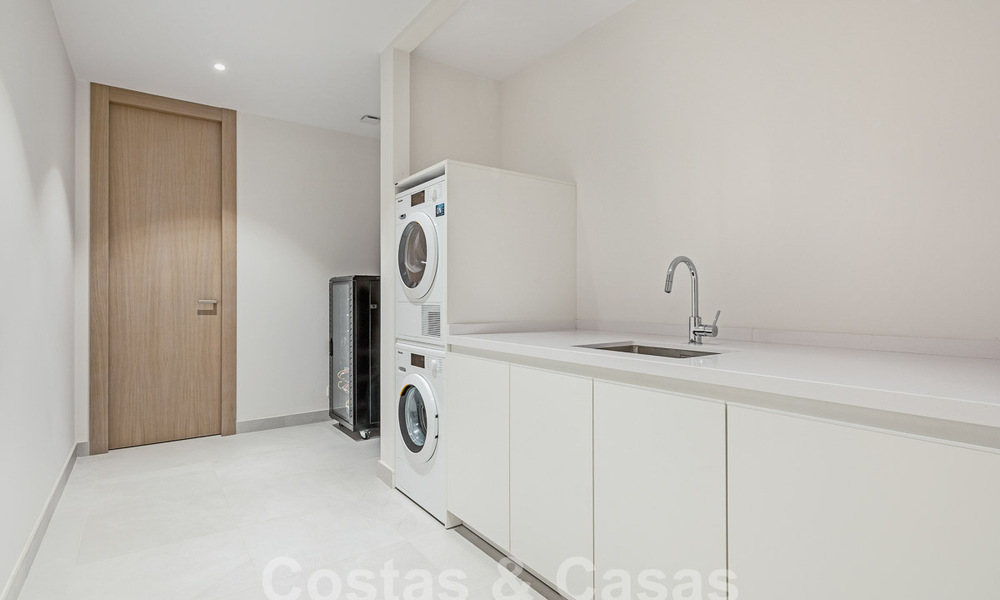 Villa boutique en venta con piscina infinita y vistas panorámicas al mar en Nueva Andalucia, Marbella 59723