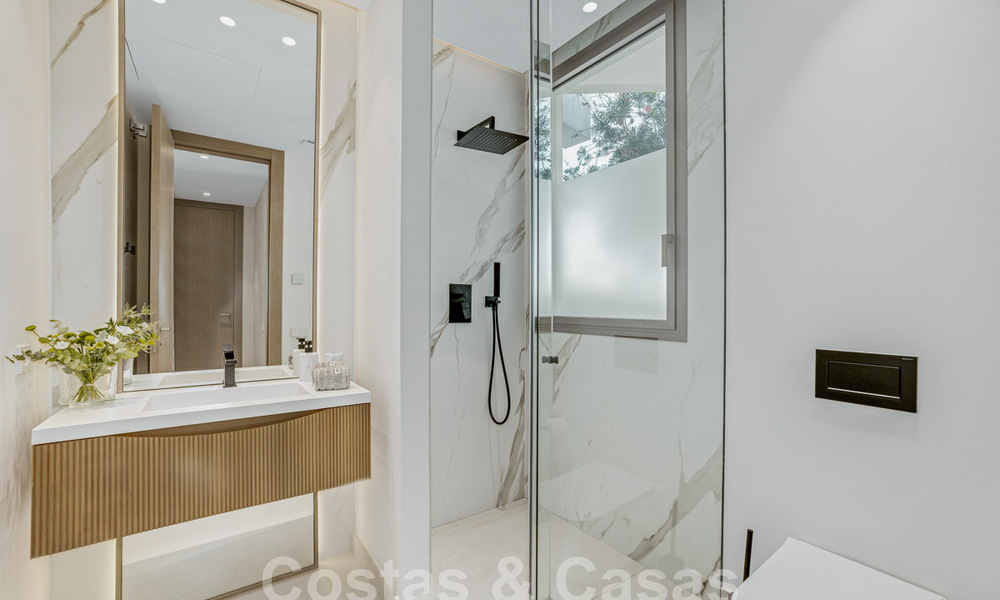 Villa boutique en venta con piscina infinita y vistas panorámicas al mar en Nueva Andalucia, Marbella 59735