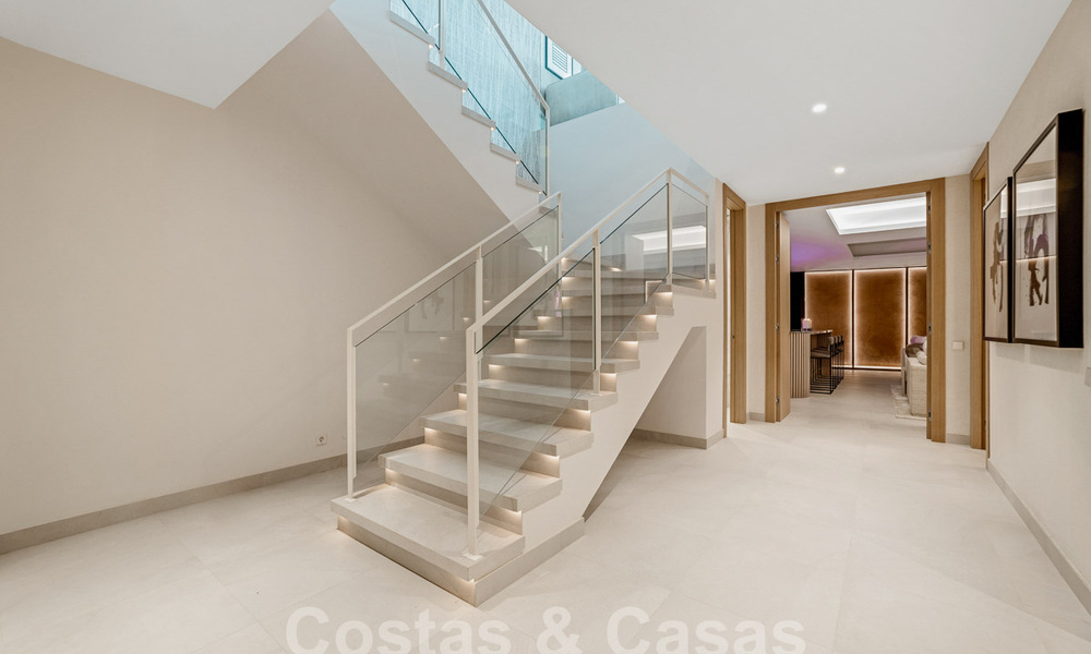 Villa boutique en venta con piscina infinita y vistas panorámicas al mar en Nueva Andalucia, Marbella 59736