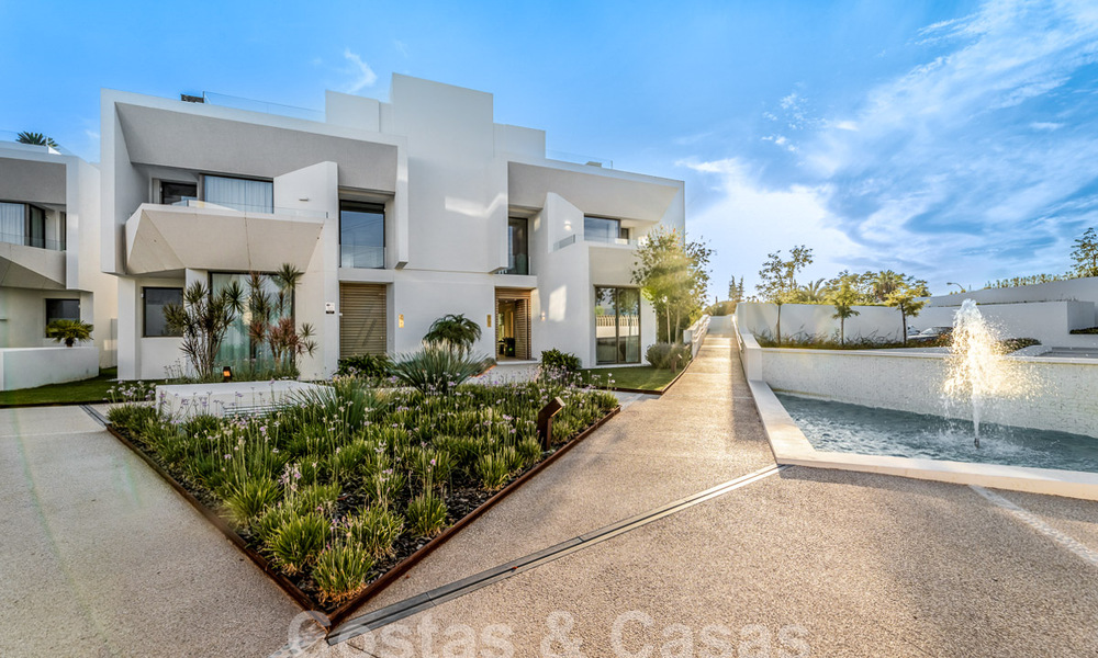 Villa boutique en venta con piscina infinita y vistas panorámicas al mar en Nueva Andalucia, Marbella 59752