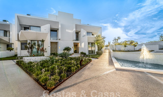 Villa boutique en venta con piscina infinita y vistas panorámicas al mar en Nueva Andalucia, Marbella 59752 