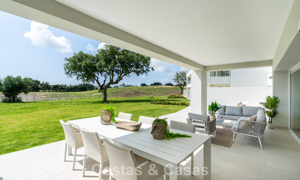 Exclusiva promoción de nuevos apartamentos en primera línea de golf en venta en San Roque, Costa del Sol 60282