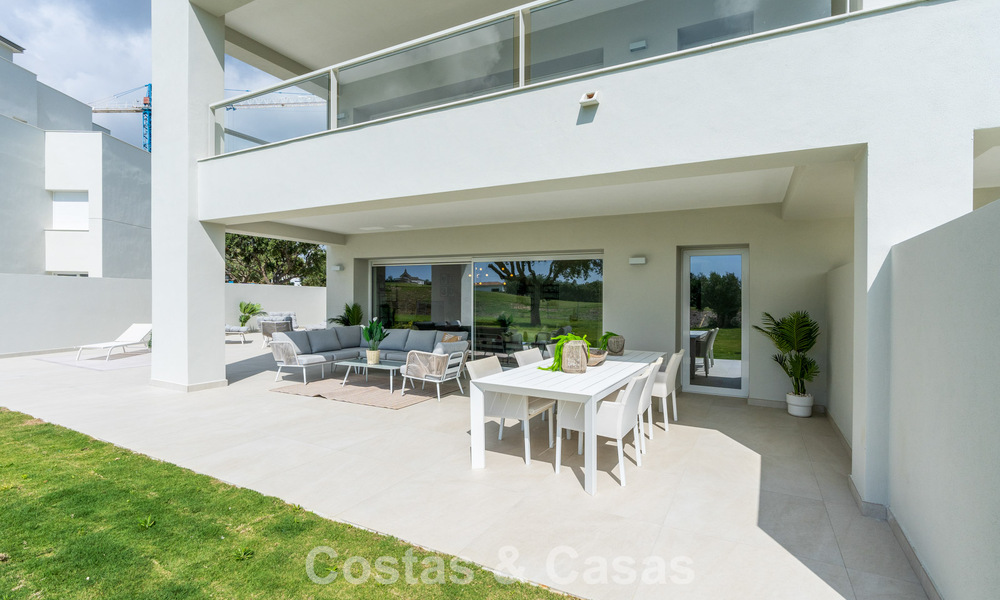 Exclusiva promoción de nuevos apartamentos en primera línea de golf en venta en San Roque, Costa del Sol 60283