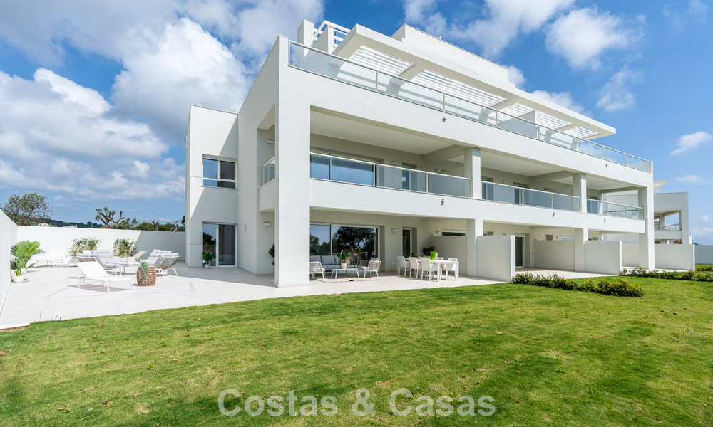 Exclusiva promoción de nuevos apartamentos en primera línea de golf en venta en San Roque, Costa del Sol 60284