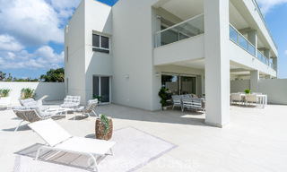 Exclusiva promoción de nuevos apartamentos en primera línea de golf en venta en San Roque, Costa del Sol 60298 