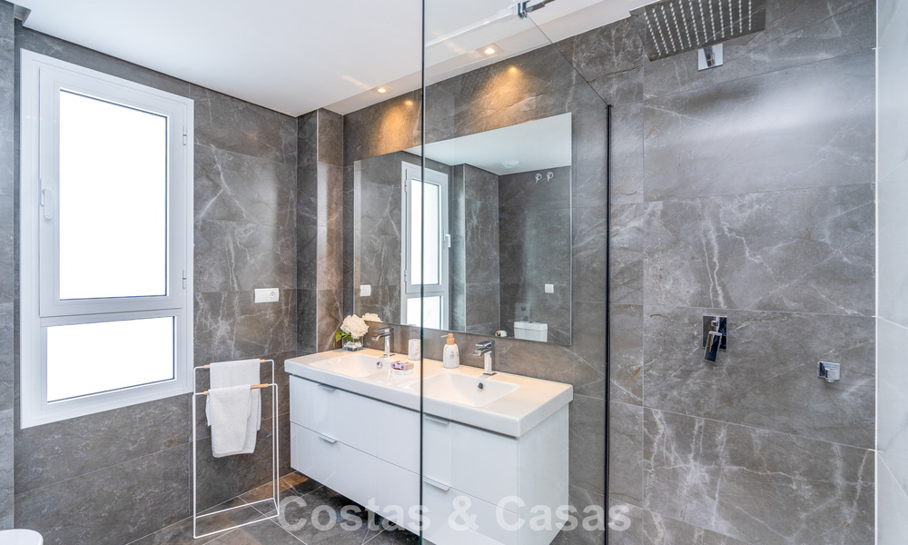 Exclusiva promoción de nuevos apartamentos en primera línea de golf en venta en San Roque, Costa del Sol 60300