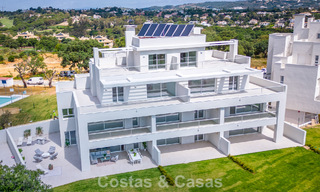 Exclusiva promoción de nuevos apartamentos en primera línea de golf en venta en San Roque, Costa del Sol 60302 