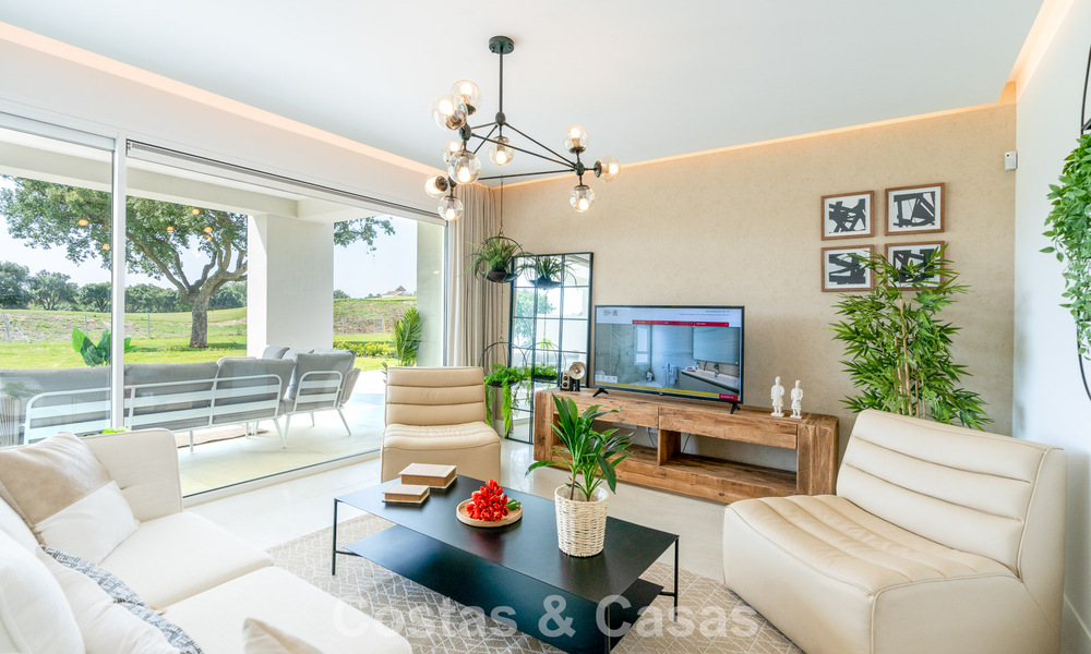 Exclusiva promoción de nuevos apartamentos en primera línea de golf en venta en San Roque, Costa del Sol 60303