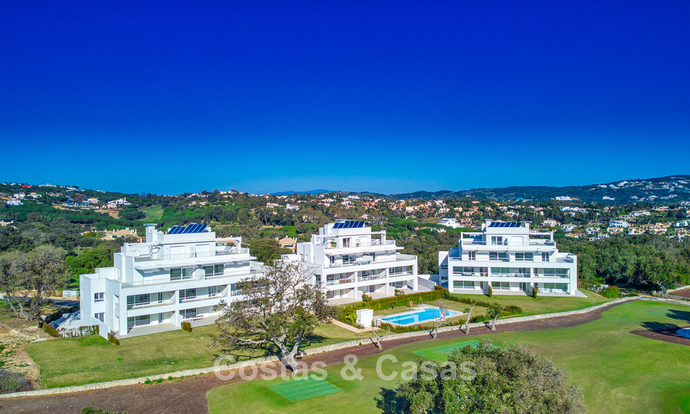 Exclusiva promoción de nuevos apartamentos en primera línea de golf en venta en San Roque, Costa del Sol 60310