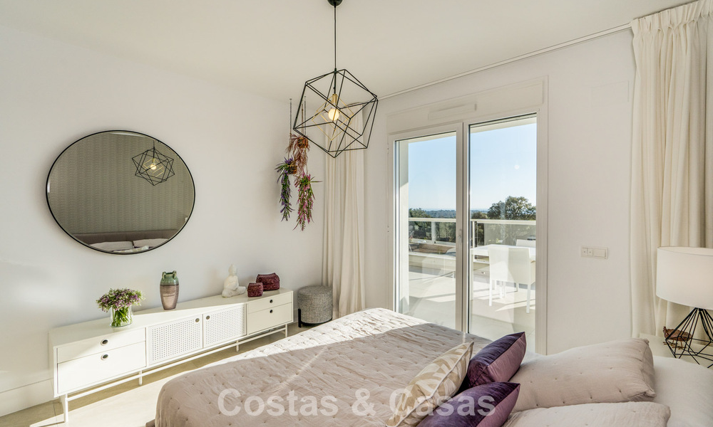 Exclusiva promoción de nuevos apartamentos en primera línea de golf en venta en San Roque, Costa del Sol 60324