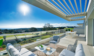 Exclusiva promoción de nuevos apartamentos en primera línea de golf en venta en San Roque, Costa del Sol 60325 