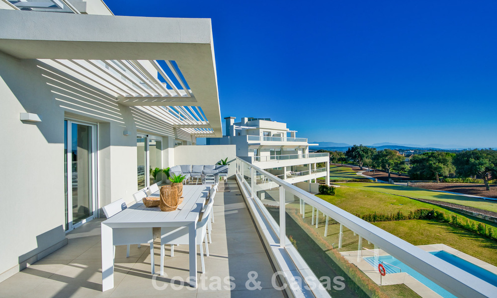 Exclusiva promoción de nuevos apartamentos en primera línea de golf en venta en San Roque, Costa del Sol 60327