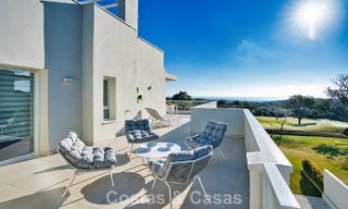 Exclusiva promoción de nuevos apartamentos en primera línea de golf en venta en San Roque, Costa del Sol 60328 
